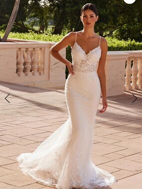 Elegant White Lace Fit-and-Flare Wedding Dress with Spaghetti Straps